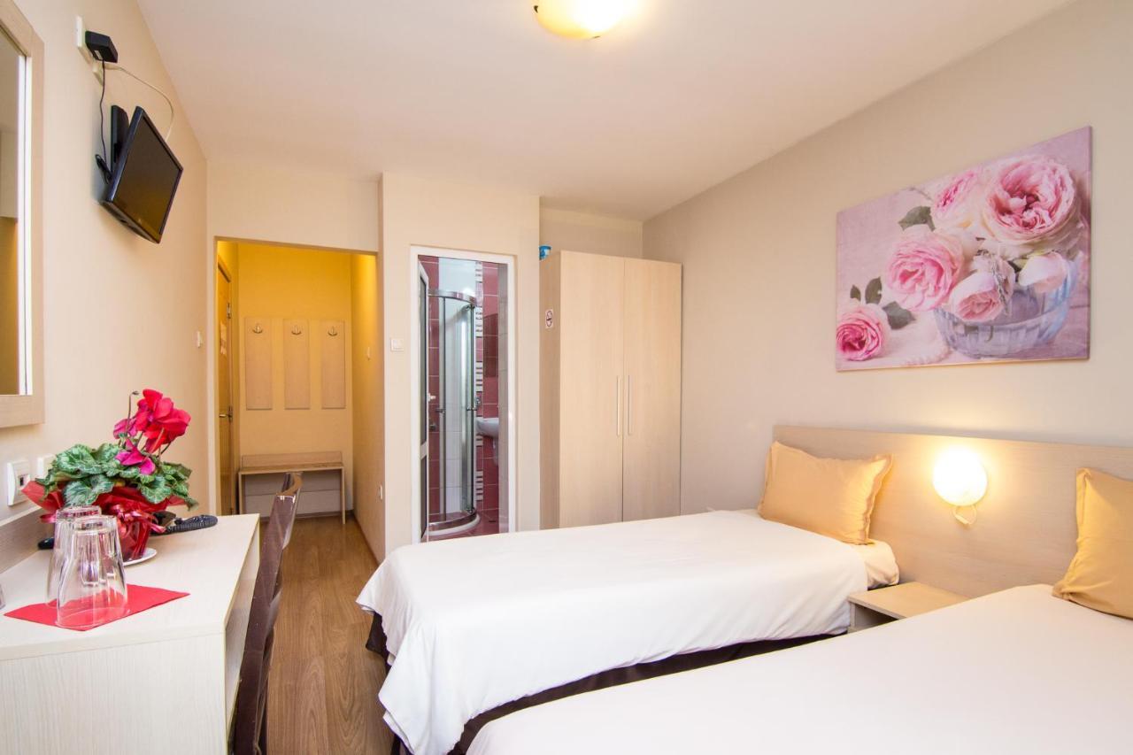 Family Hotel Madrid Sofia Exterior photo